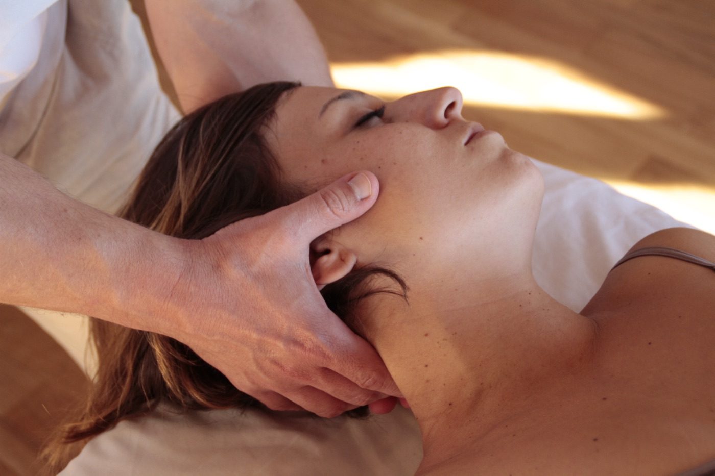 Sesión de bioescucha: contacto manual muy suave en la cabeza y el cuello